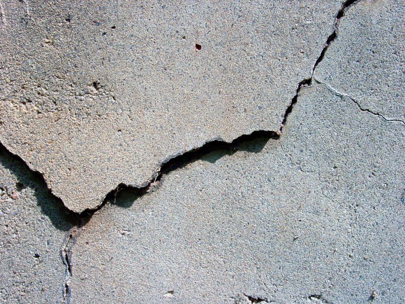 бетонное основание с трещиной