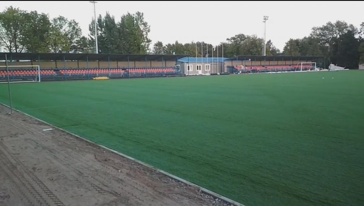 укладка искусственной травы на стадионах и спортивных полях в Санкт-Петербурге